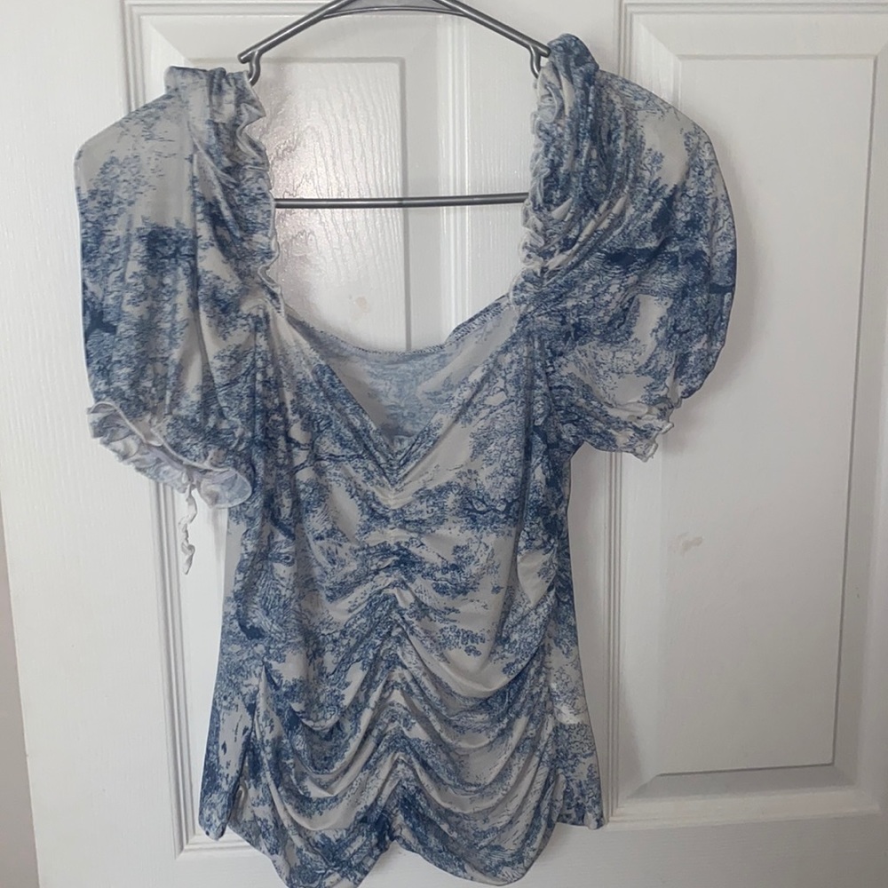 Blue and white designed blouse with puffy sleeves